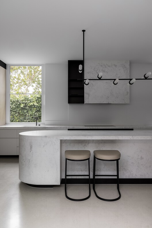 Cloud House / Dean Dyson Architects — Фотография интерьера, кухня, стол, столешница, окна