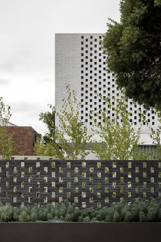 Облачный дом / Dean Dyson Architects - Экстерьерная фотография, забор, фасад, сад