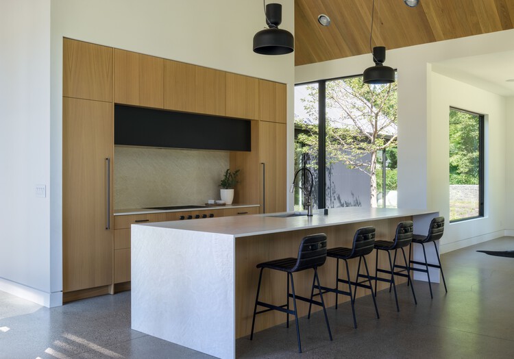 The Trailblazer House / Citizen Design — фотография интерьера, кухня, стол, столешница, стул, окна, балка