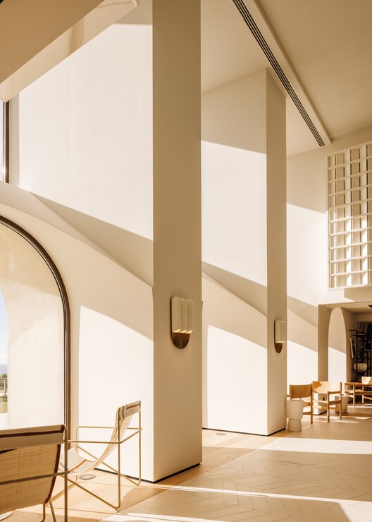 Aethos Ericeira Hotel / Pedra Silva Arquitectos - Фотография интерьера, фасад, стекло, балка, арка, перила