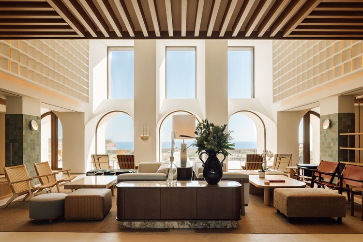 Aethos Ericeira Hotel / Pedra Silva Arquitectos - Фотография интерьера, гостиная, окна, стол, стул, балка