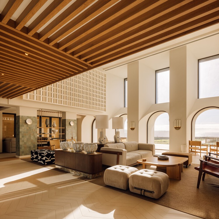 Aethos Ericeira Hotel / Pedra Silva Arquitectos - Фотография интерьера, гостиная, окна, освещение, балка, кровать, стул, спальня