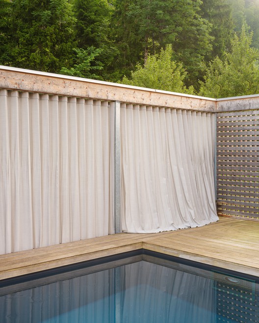 Дом с бассейном / Simon Moosbrugger Architekt - Экстерьерная фотография, перила