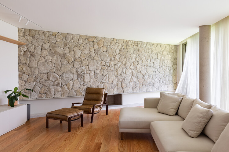 Vértice House / Nommo Arquitetos - Фотография интерьера, гостиная, дерево