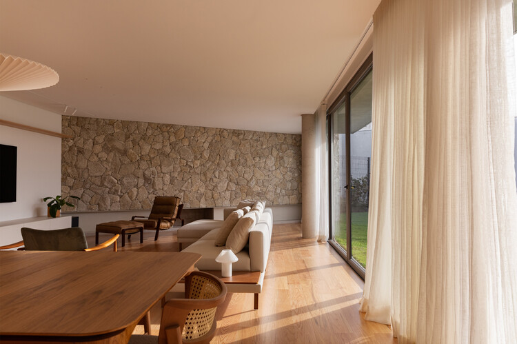 Vértice House / Nommo Arquitetos - Фотография интерьера, гостиная, стол, стул