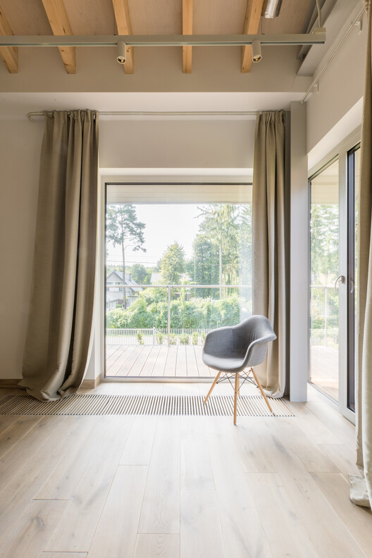 Дом в Констанцине / BDR Architekci - Фотография интерьера, окна, стул