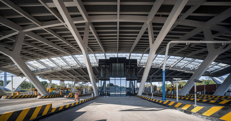Платные ворота на шоссе Шаосин на скоростной автомагистрали Хуханъён / Ателье RenTian - Фотография интерьера, сталь, балка