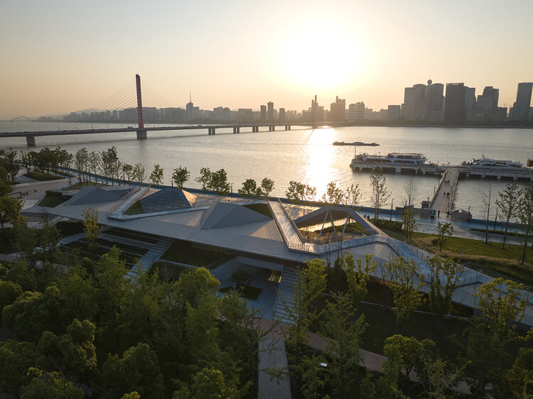 Общественное пространство на набережной Ханчжоу - Парк Азиатских игр Саньцяо / Студия оригинального дизайна TJAD - Экстерьерная фотография, набережная, городской пейзаж