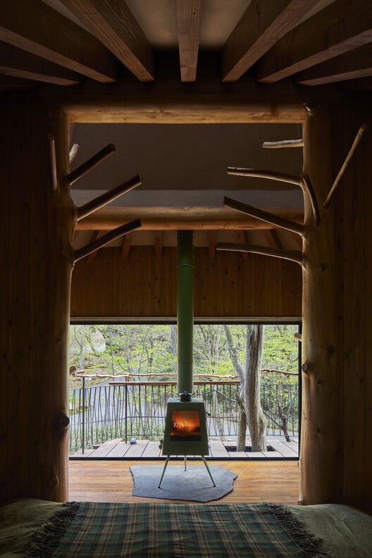 Хижина на дереве на вулкане / Хироши Накамура и NAP - Фотография интерьера, окна, дверь, балка, колонна