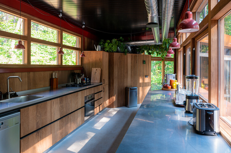 C House / GetAway Projects - Фотография интерьера, кухня, раковина, столешница, окна, балка