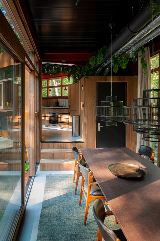 C House / GetAway Projects - Фотография интерьера, стол, балка, окна