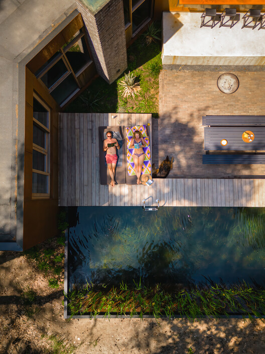 C House / GetAway Projects - Экстерьерная фотография, окна, фасад, бетон