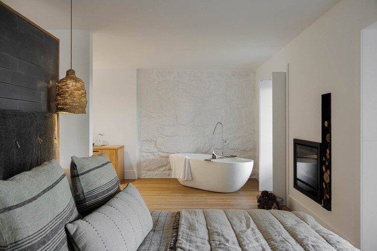 Загородный дом Вагар / Дэвид Било + Филипе Пина - Фотография интерьера, ванна, ванная комната, спальня, душ