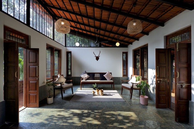 Lanja House / Articulated Design Initiative (ADI) — Фотография интерьера, гостиная, дверь, стул, окна, балка