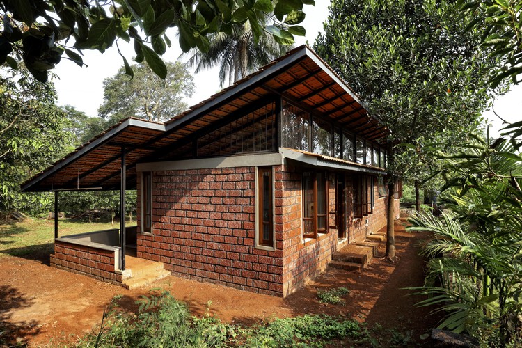 Lanja House / Articulated Design Initiative (ADI) - Фотография экстерьера, лес, окна