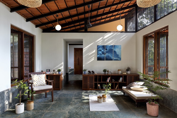 Lanja House / Articulated Design Initiative (ADI) — Фотография интерьера, гостиная, стол, окна, стул, балка