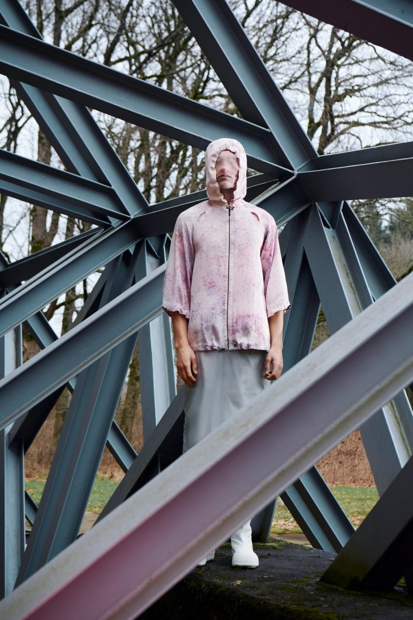 Фотография модной кампании бренда Normal Phenomena of Life, на которой изображена фигура в чадре, стоящая на мосту.