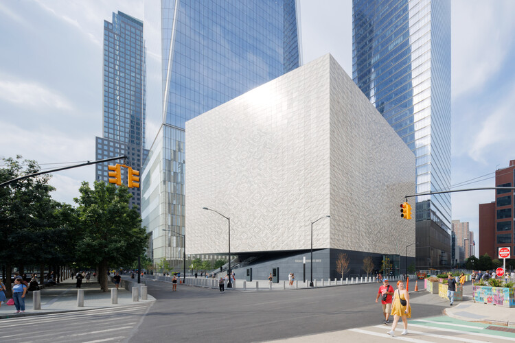 Центр исполнительских искусств Перельмана, облицованный полупрозрачными мраморными плитами, открывается в районе Ground Zero в Нью-Йорке — изображение 16 из 20