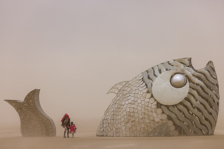 Живой вязаный павильон и храм сердца: 10 инсталляций и павильонов на фестивале Burning Man 2023 — изображение 6 из 46