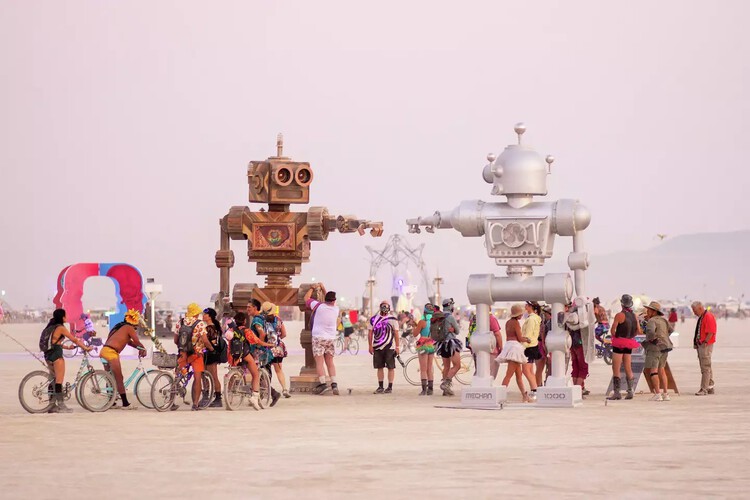 Живой вязаный павильон и храм сердца: 10 инсталляций и павильонов на фестивале Burning Man 2023 — изображение 32 из 46
