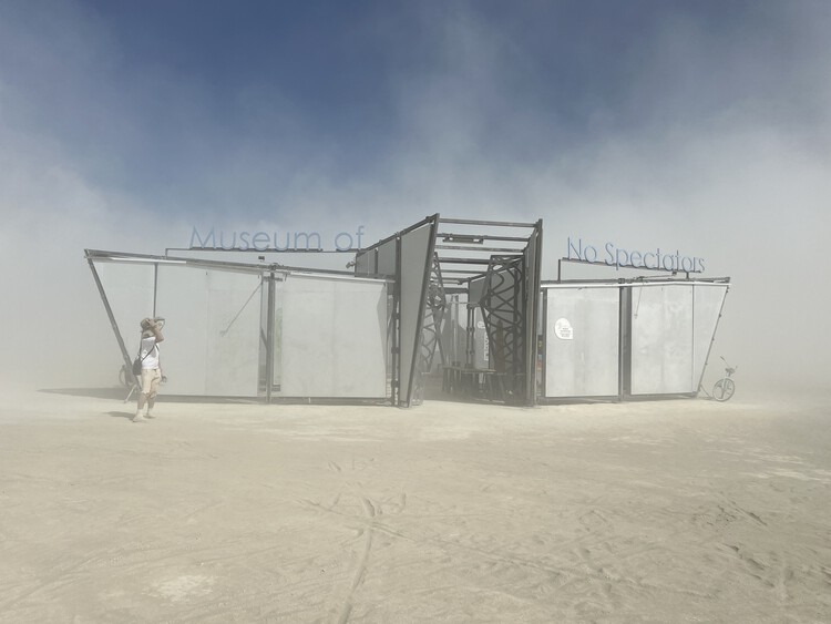 Живой вязаный павильон и храм сердца: 10 инсталляций и павильонов на фестивале Burning Man 2023 — изображение 40 из 46