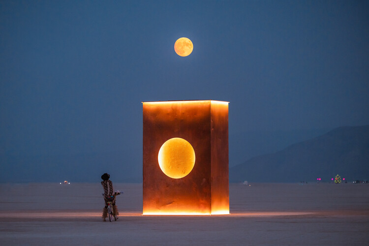 Живой вязаный павильон и храм сердца: 10 инсталляций и павильонов на фестивале Burning Man 2023 — изображение 38 из 46
