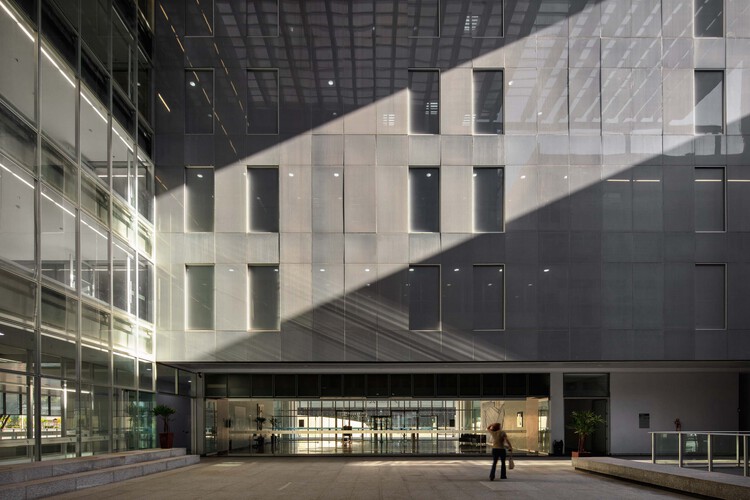 Трудовой комплекс 18-го региона / Ателье Daniel Corsi + Dani Hirano + Nishimura Estudio de Arquitetura - Фотография экстерьера, фасад, окна