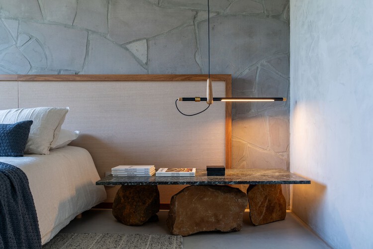 Lagoon House / Studio Bloco Arquitetura - Фотография интерьера, спальня, освещение, стол, кровать, балка