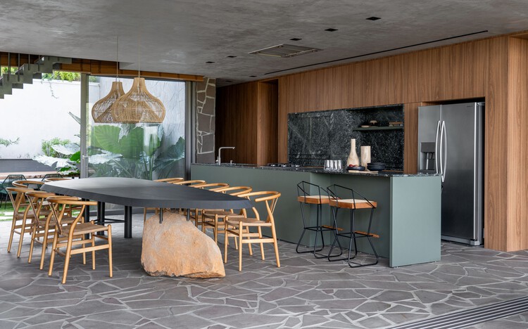 Lagoon House / Studio Bloco Arquitetura - Фотография интерьера, кухня, стол, стул, балка