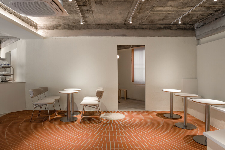 norrri cafe / atelier ah - Фотография интерьера, стол, стул, балка