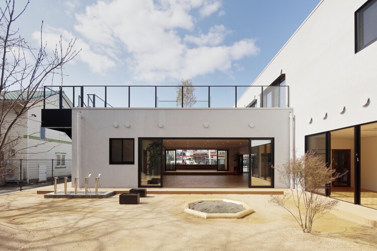 JPP Nursery / HIBINOSEKKEI + Youji no Shiro + Kids Design Labo - Фотография экстерьера, окон, фасада