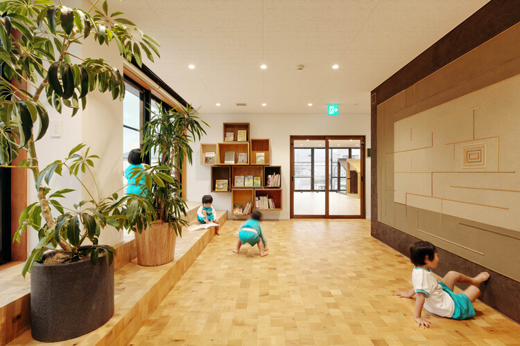 JPP Nursery / HIBINOSEKKEI + Youji no Shiro + Kids Design Labo - Фотография интерьера, окна, стеллажи