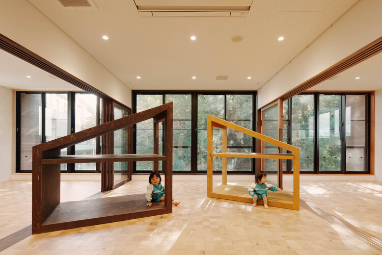 JPP Nursery / HIBINOSEKKEI + Youji no Shiro + Kids Design Labo - Фотография интерьера, окна, перила, балка