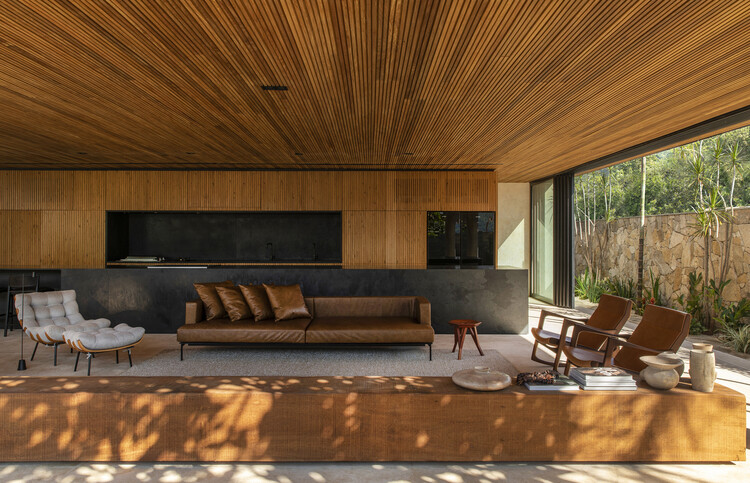 Деревянные поверхности в бразильских домах: изучение узоров и текстур — изображение 2 из 24