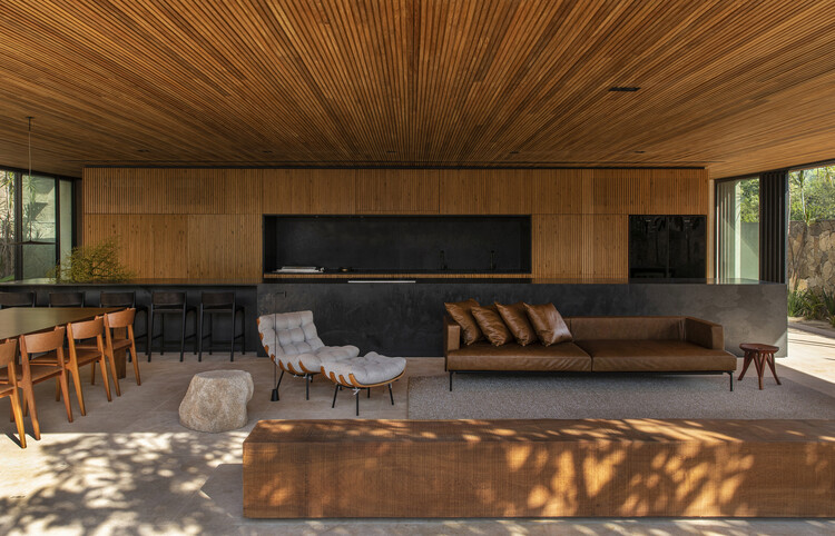 Деревянные поверхности в бразильских домах: изучение узоров и текстур — изображение 12 из 24