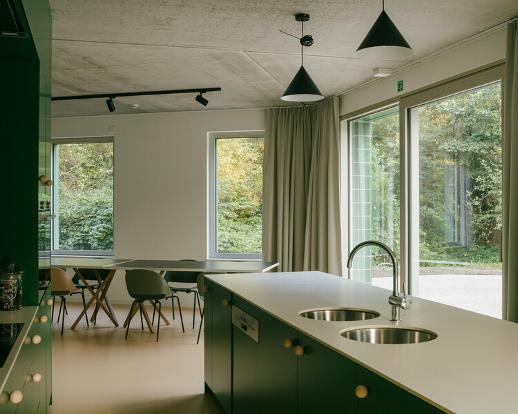 Вилла Камелеон / FELT архитектура и дизайн - Фотография интерьера, окна, стол, стул, раковина