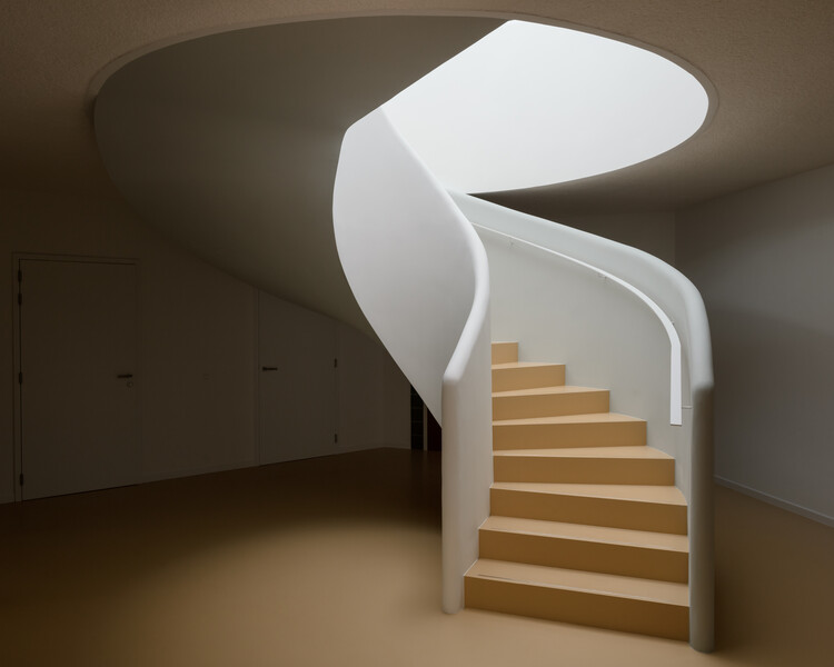 Вилла Камелеон / FELT архитектура и дизайн - Фотография интерьера, лестницы