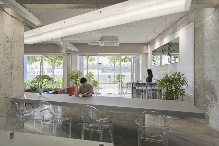 Гибридный офис Inspire Hub / DQV Architects — фотография интерьера, окна, стул