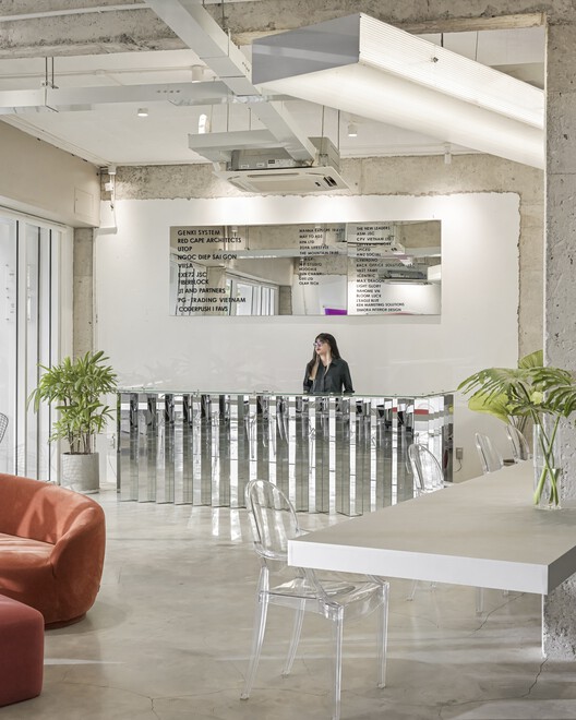 Гибридный офис Inspire Hub / DQV Architects — фотография интерьера, стол, стул