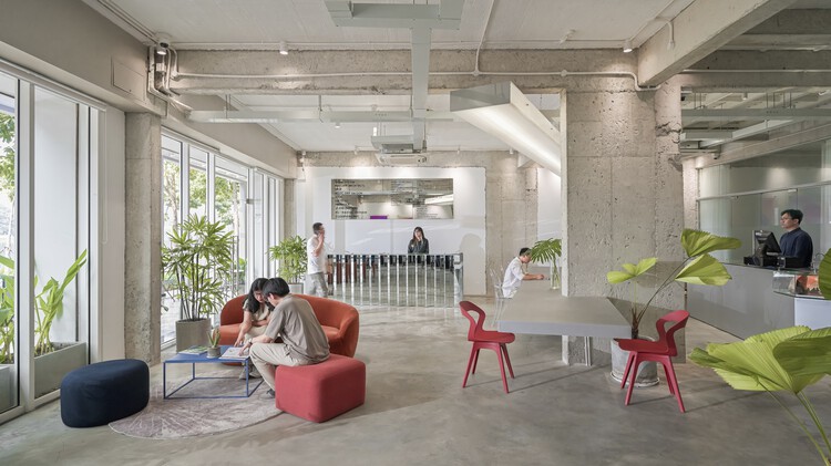Гибридный офис Inspire Hub / DQV Architects — Фотография интерьера, гостиная, стул