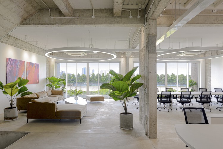 Гибридный офис Inspire Hub / DQV Architects — фотография интерьера, гостиная, стол, стул