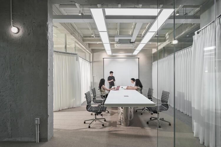 Гибридный офис Inspire Hub / DQV Architects — фотография интерьера, стол, стул
