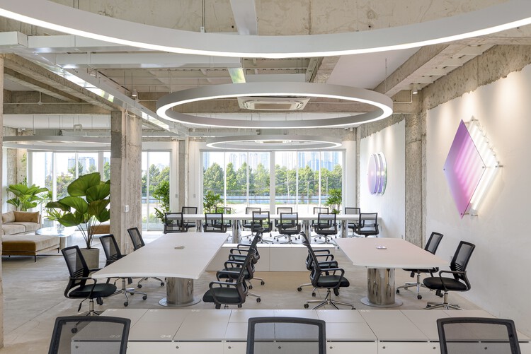 Гибридный офис Inspire Hub / DQV Architects — Фотография интерьера, столовая, стол, стул, окна