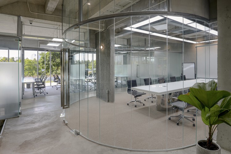 Гибридный офис Inspire Hub / DQV Architects — фотография интерьера, кухня, стол, стул