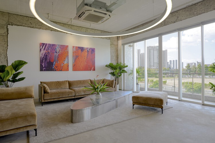 Гибридный офис Inspire Hub / DQV Architects — фотография интерьера, гостиная, диван