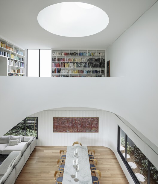 Дом-бумеранг / Joe Adsett Architects — фотография интерьера, гостиная, освещение