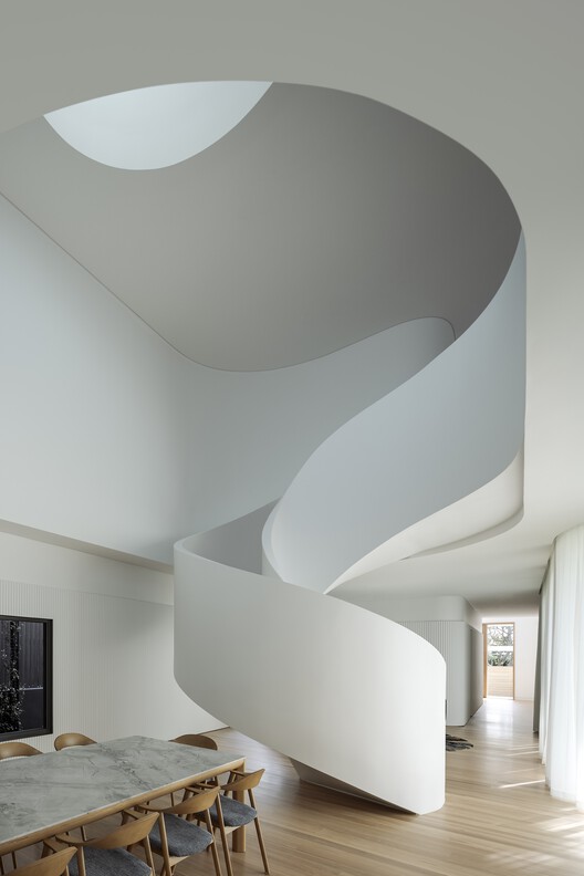 Дом Бумеранг / Joe Adsett Architects — Фотография интерьера, стол