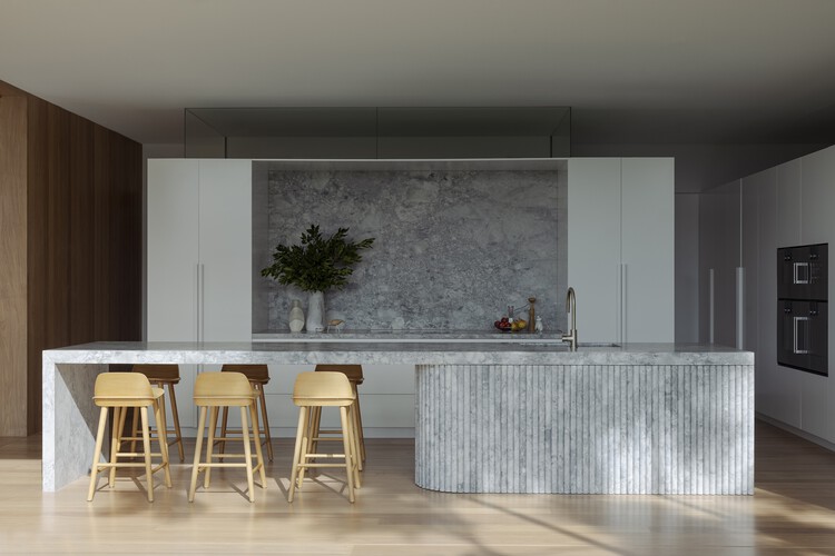 Дом-бумеранг / Joe Adsett Architects — фотография интерьера, кухня, стол, столешница