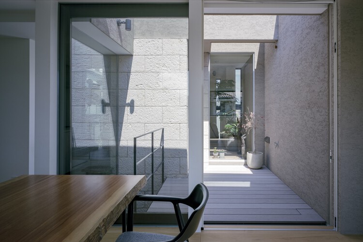 Дом в Окамото / FujiwaraMuro Architects - Фотография интерьера, дверь, стол, стул, окна