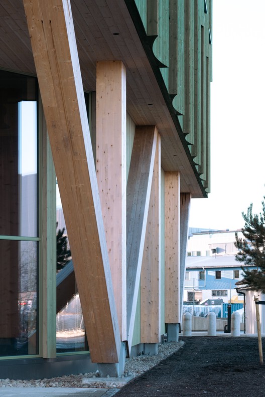   Здание Lumber 4 / Ослотре - Фотография интерьера, фасад, балка, колонна